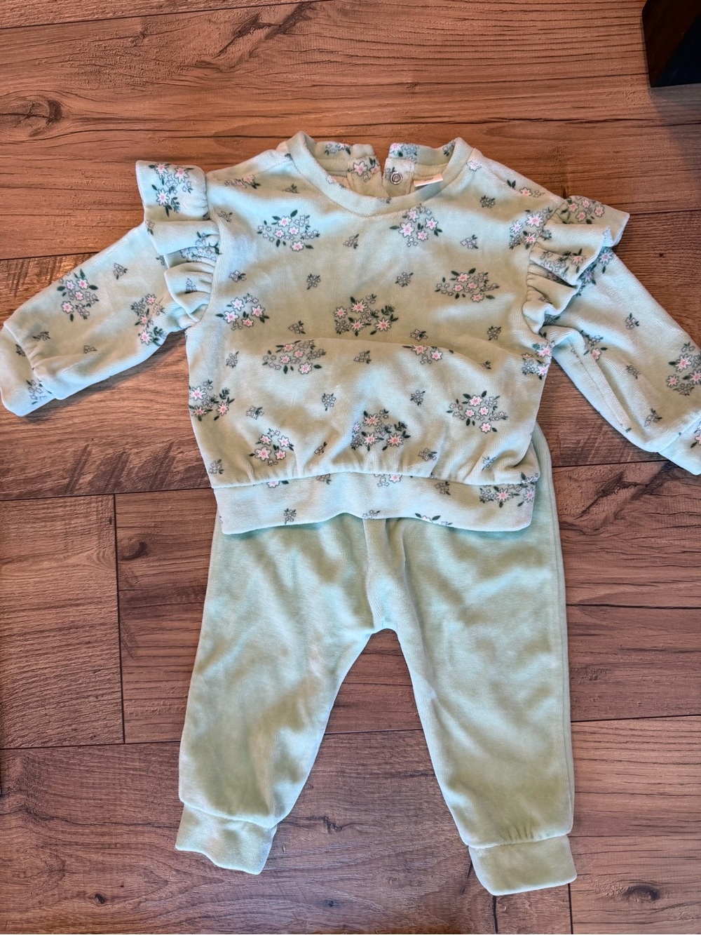Ruffle Sweatshirt and Pants Set - Mint never worn